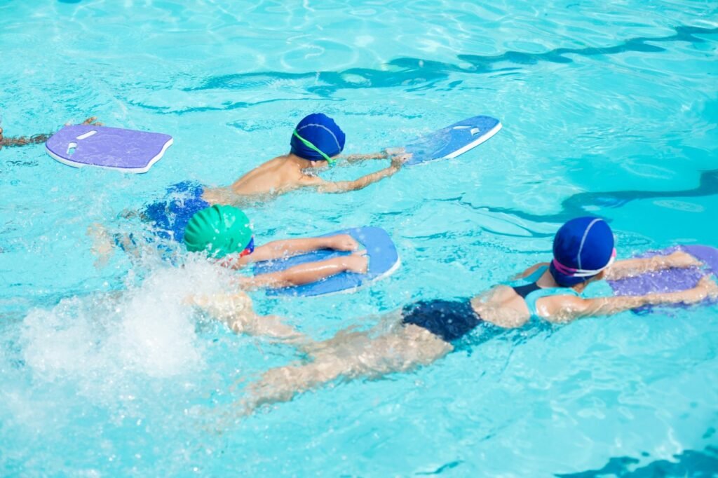 Kinder lernen mit Schwimmbrett schwimmen – Schwimmkurs für Kinder in Graz